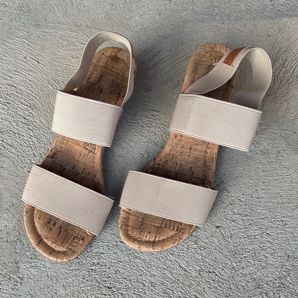 Tommy Bahama Tan and Cream Sandals